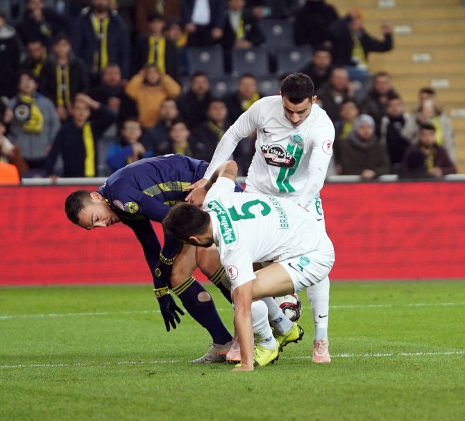 İlk Yarı Sessiz Bitti