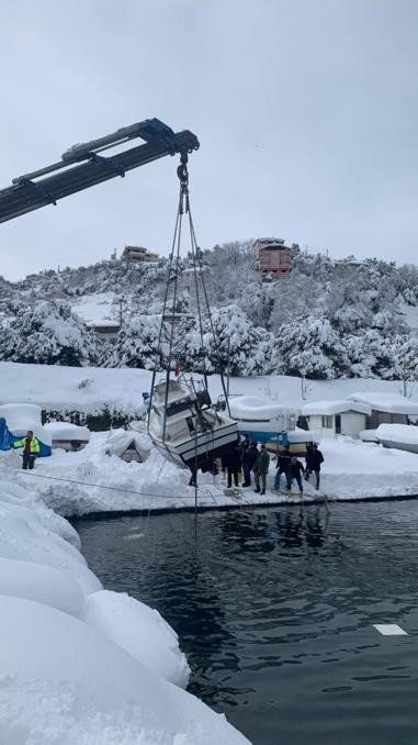 Trabzon’da Kar İki Tekneyi Batırdı