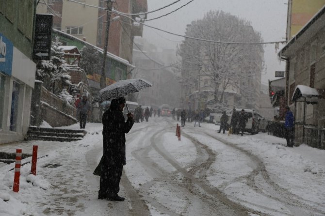 Artvin’de Etkili Olan Kar Yağışı Trafiği Felç Etti