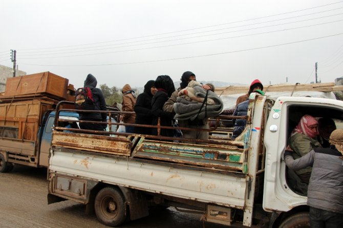 İdlib’den Türkiye Sınırına Doğru Göç Devam Ediyorlar