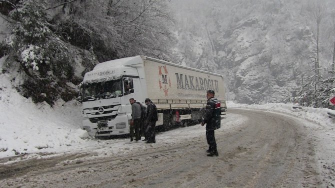 Artvin’de Yoğun Kar Yağışı Kimine Çile Kimine İse Ekmek Kapısı Oldu