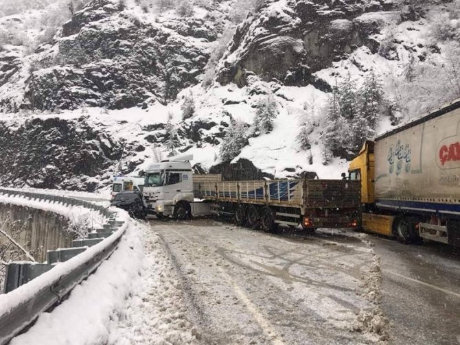 Artvin’de Yoğun Kar Yağışı Kimine Çile Kimine İse Ekmek Kapısı Oldu