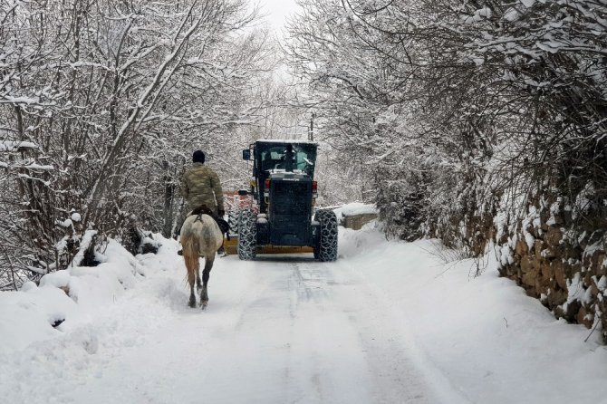Gümüşhane’de Karla Mücadele Çalışmaları Devam Ediyor