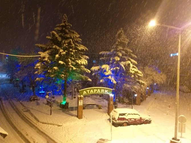 Artvin’de Gece Başlayan Kar Yağışı Şehri Beyaza Bürüdü