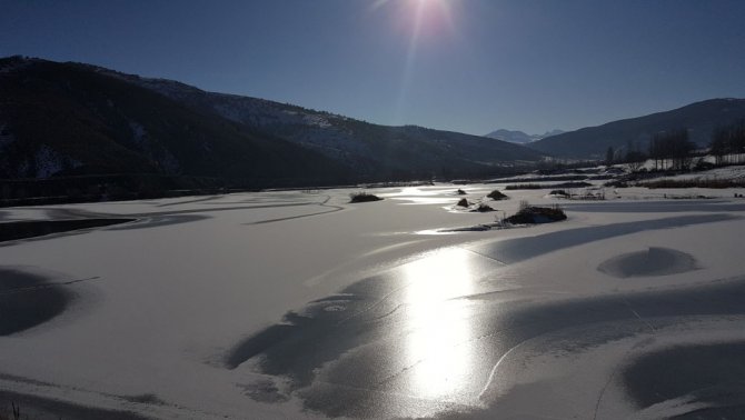 Yüzeyi Buz Tutan Göl Kartpostallık Görüntüler Oluşturdu