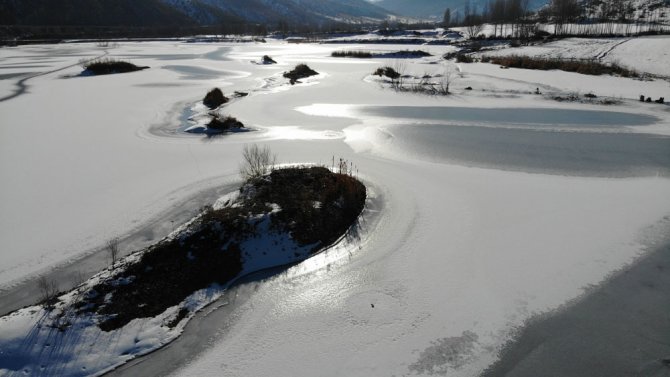 Yüzeyi Buz Tutan Göl Kartpostallık Görüntüler Oluşturdu