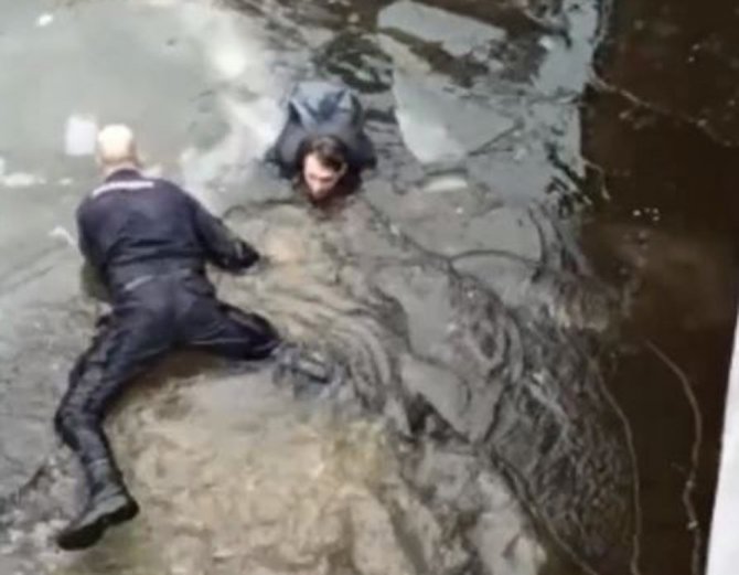 Rusya’da Nehre Düşen Genci Polis Kurtardı