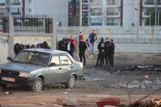 İzmir’de İki Aile Arasında Silahlı Çatışma: 4 Yaralı
