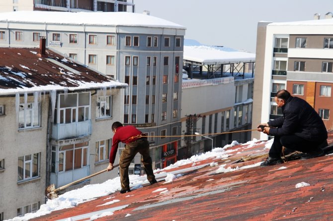 Ekmek Paraları İpin Ucunda