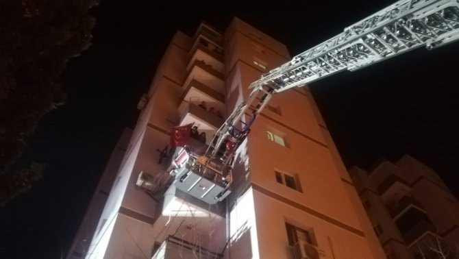 İzmir’de 11 Katlı Binada Yangın: 10 Kişi Dumandan Etkilendi
