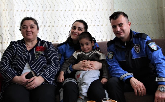 Küçük Efraim’in En Büyük Dostu Polis Oldu