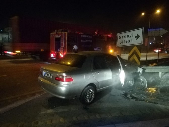 Refüje Ok Gibi Saplanan Araçtan Sağ Çıktı : 1 Yaralı