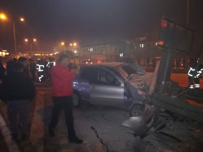 Refüje Ok Gibi Saplanan Araçtan Sağ Çıktı : 1 Yaralı