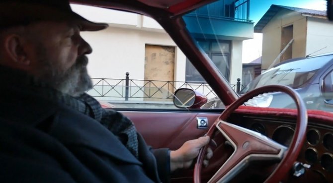 Trabzon’da Onu Herkes Bıyığı Ve Klasik Arabalarıyla Tanıyor