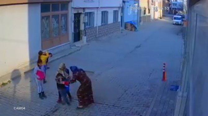 Bursa’da Sokak Ortasında 5 Yaşındaki Oğlunu Evire Çevire Dövdü