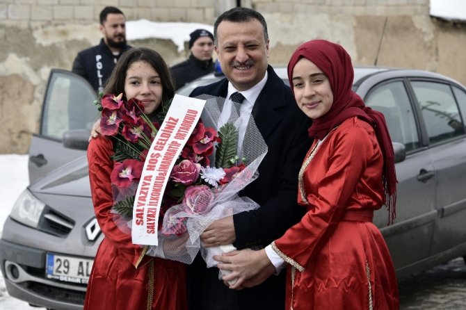 Vali Taşbilek Köy Okulunda Çocuklarla Buluştu