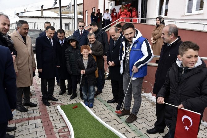 Vali Taşbilek Köy Okulunda Çocuklarla Buluştu
