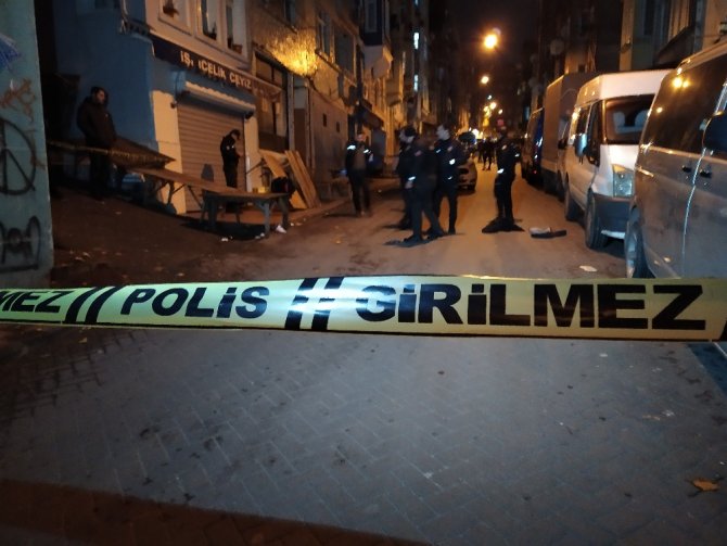 Beyoğlu’nda Silahlı Kavgada 1’i Ağır 2 Kişi Yaralandı