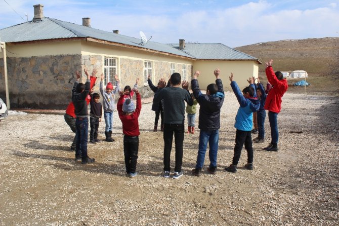 Deprem Bölgesinde Okullar Eğitime Hazırlanıyor