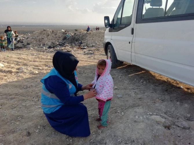 Malatyalı Kadınların Ördüğü Kıyafetler İdlipli Çocuklara Teslim Edildi