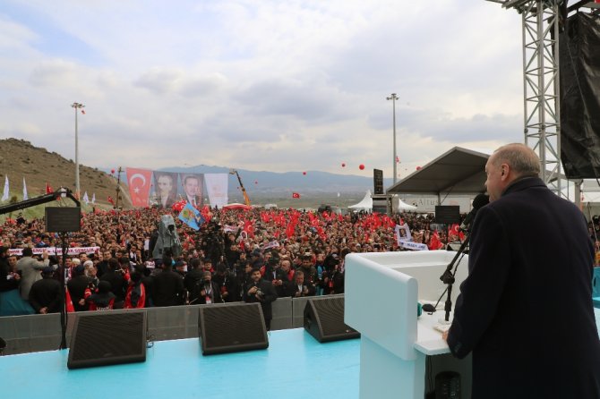 "Kendisi Aranızda Da Ben Mi Göremiyorum?"