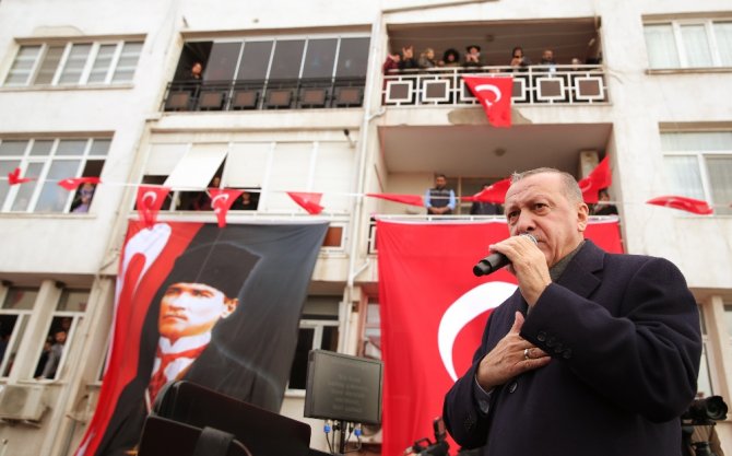“Ne Hizmet Ediyorlar, Ne De Hizmet Edilmesine Müsaade Ediyorlar"