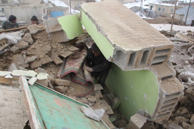 İran’daki Deprem Van’da Can Kaybına Yol Açtı