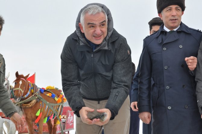 Bakan Ersoy Eskimo Usulü Balık Tuttu