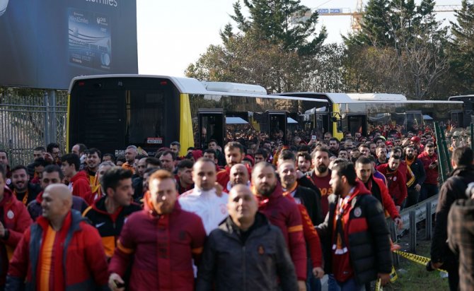 Galatasaray Taraftarı Kadıköy’e Geldi