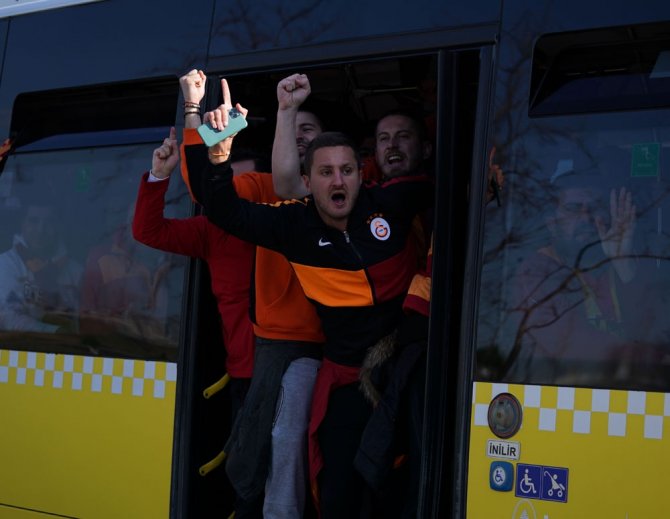 Galatasaray Taraftarı Kadıköy’e Geldi