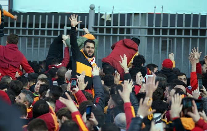 Galatasaray Taraftarı Kadıköy’e Geldi