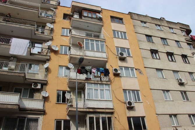 Manisa’da Depremde Zarar Gören 7 Katlı Bina Tahliye Edildi