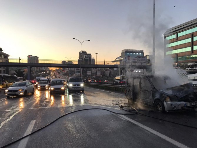 Otomobil Alevlere Teslim Oldu: Trafik Durma Noktasına Geldi