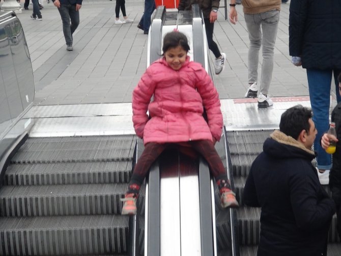 Taksim Metroda Yürekleri Ağızlara Getiren Olay