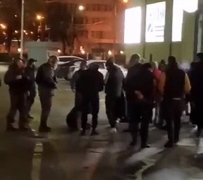 Polis Sokak Dövüşünü Engellemek Yerine Kavgacı Gruplarla Beraber İzledi