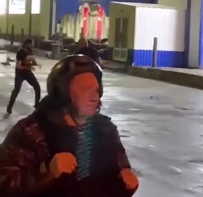 Polis Sokak Dövüşünü Engellemek Yerine Kavgacı Gruplarla Beraber İzledi