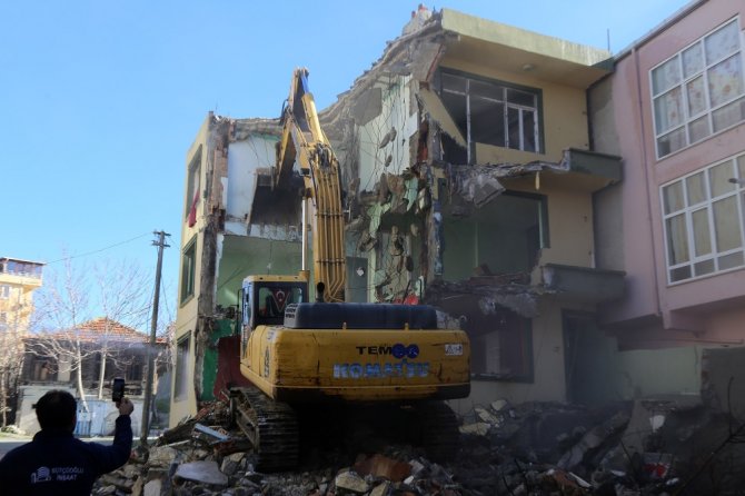 Deprem Riski Taşıyan 4 Bina Daha Yıkıldı