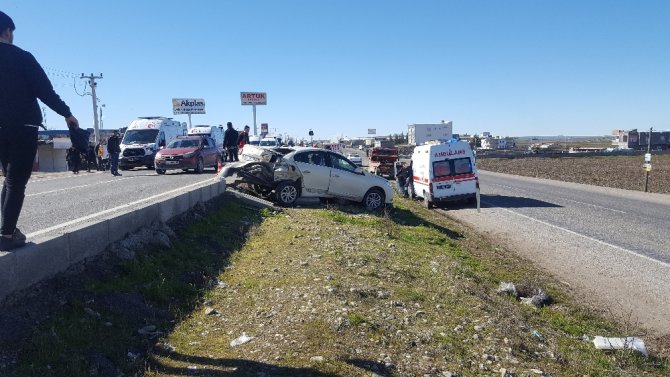 Yayalara Yol Vermek İçin Duran Araca Ambulans Çarptı: 6 Yaralı