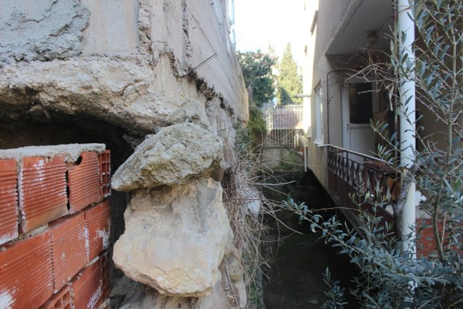 40 Yıllık İstinat Duvarının Üzerine İnşa Edilen Bina Vatandaşları Korkutuyor