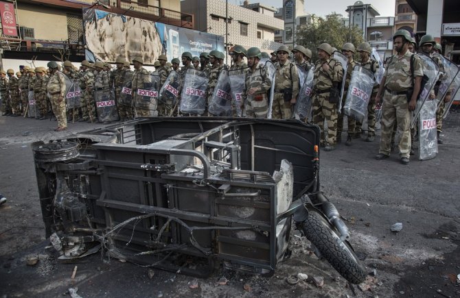 Hindistan’da Protestolar Şiddet Olaylarına Dönüştü