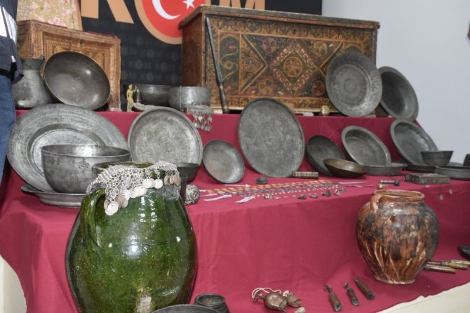 İzmir’de Piyasa Değeri 15 Milyon Lira Olan Tarihi Eserler Ele Geçirildi