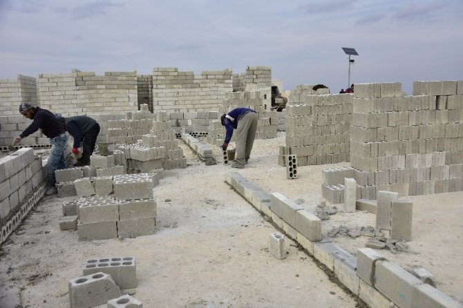Suriye’de Kalıcı Briket Ev Yapım Çalışmaları Devam Ediyor