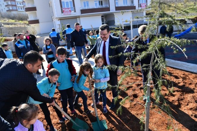 Minik Öğrencilerin Fidan Dikim Heyecanı