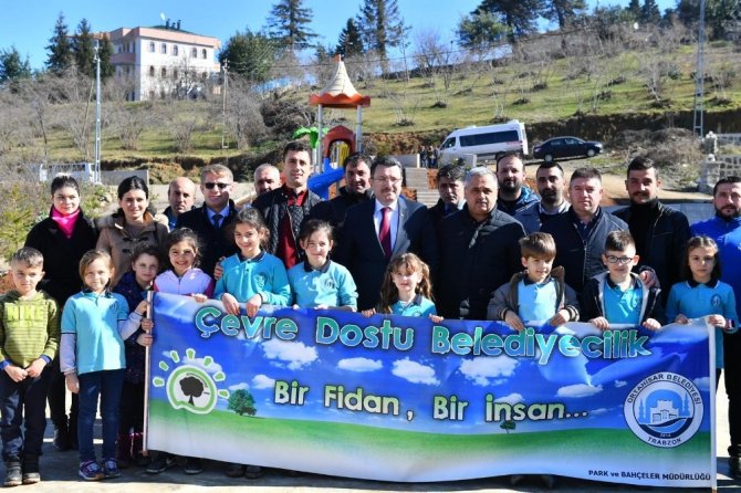 Minik Öğrencilerin Fidan Dikim Heyecanı