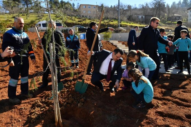Minik Öğrencilerin Fidan Dikim Heyecanı