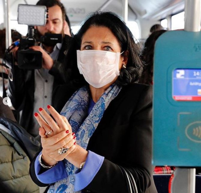 Gürcistan Devlet Başkanından, Korona Virüse Karşı Maskeli Önlem