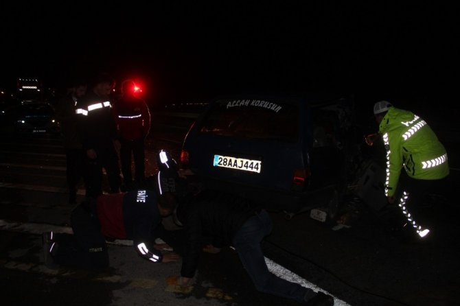 Giresun’da Ters Yöne Giren Otomobil Tırla Çarpıştı