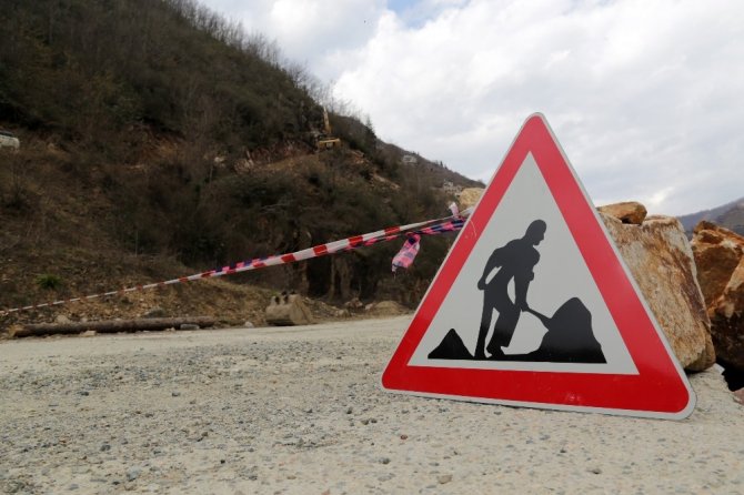 Kürtün’deki Heyelanda Çalışmalar Devam Ediyor