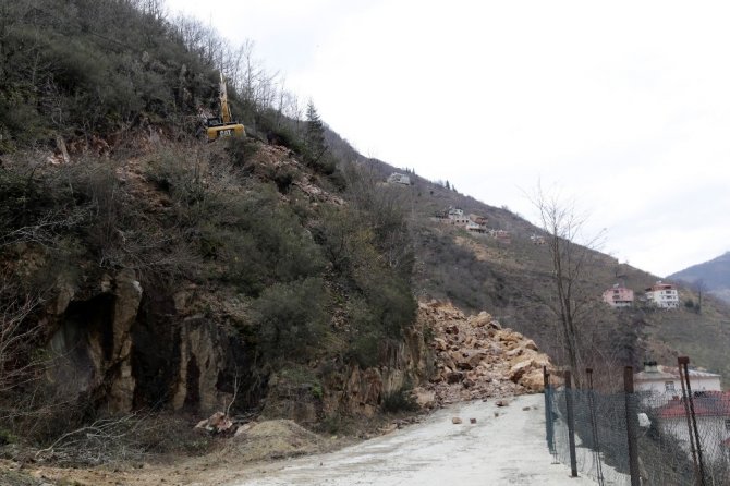Kürtün’deki Heyelanda Çalışmalar Devam Ediyor