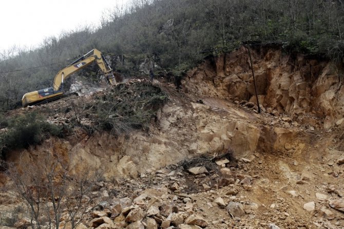 Kürtün’deki Heyelanda Çalışmalar Devam Ediyor